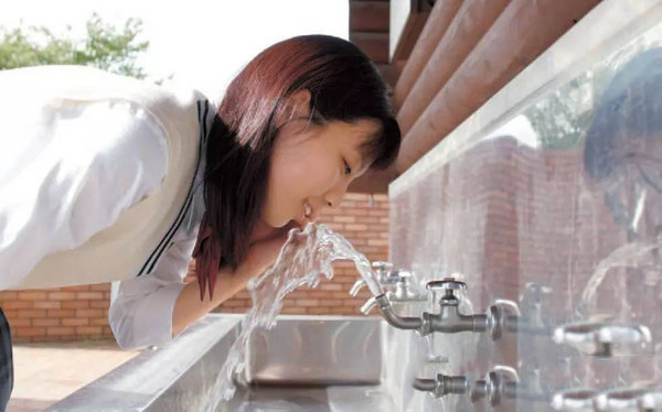 擰開水龍頭直接喝？日本的自來水到底有多幹淨 ？【茄子视频污在线茄子在线视频APP水管】